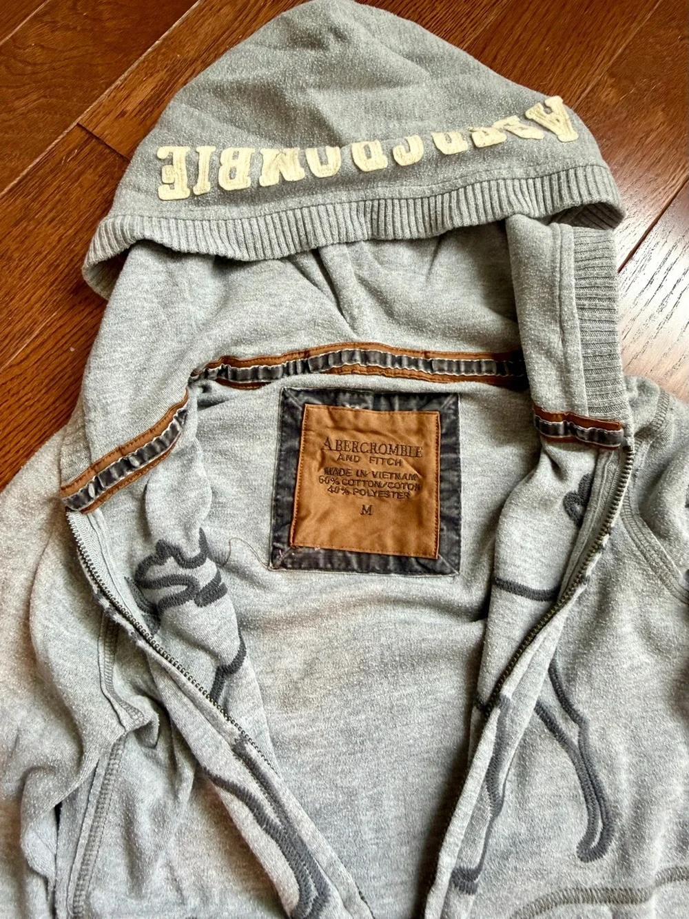Women’s Abercrombie & Fitch Light Gray Moose Logo Full Zip Hoodie. Size Medium.
